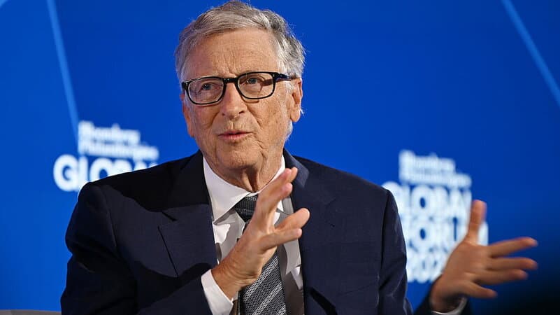 Bill Gates mette in guardia sui pericoli dell'IA: «Gli Stati Uniti devono guidare con una legge»