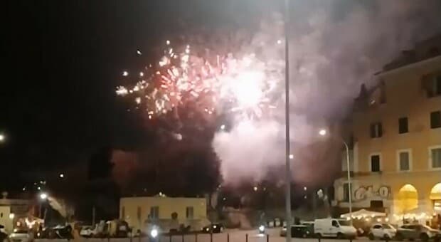  Roma, fuochi d?artificio e spaccio: le follie della movida estiva. I residenti: «Adesso basta» 