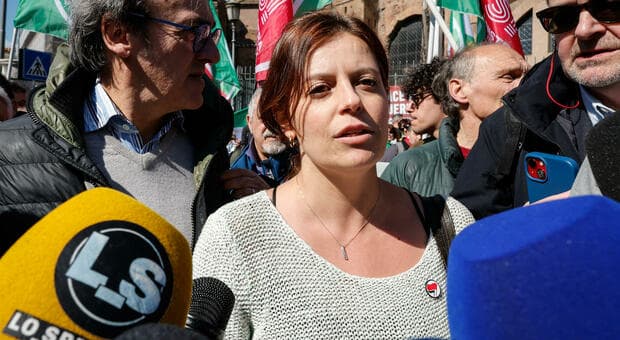  Ilaria Salis licenzia due suoi collaboratori «senza giusta causa», dovrà risarcire oltre 300mila euro 