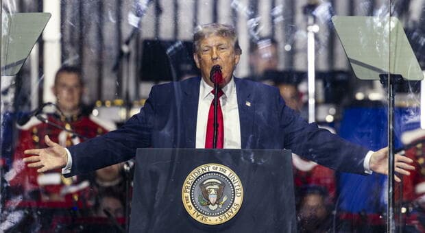  Lo show della fidanzata del capo dell'Fbi e la ruota panoramica, comizio di Trump per i 250 anni Usa: «Sconfiggere il comunismo» 