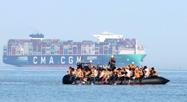  Migranti, scontro tra Regno Unito e Francia dopo il record di sbarchi nella Manica: nuovo braccio di ferro per la gestione dei flussi 