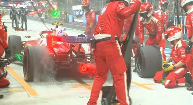  Live GP Singapore, la diretta: Verstappen leader, Piastri ai box, Leclerc torna secondo davanti ad Hamilton e Antonelli 