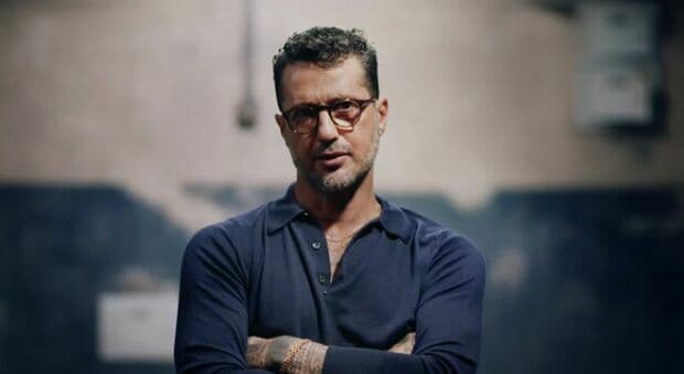  Fabrizio Corona, la maxi causa di Mediaset e Pier Silvio Berlusconi da 160 miloni. E spuntano anche i nomi di De Filippi, Toffanin, Ilary Blasi e Gerry Scotti 