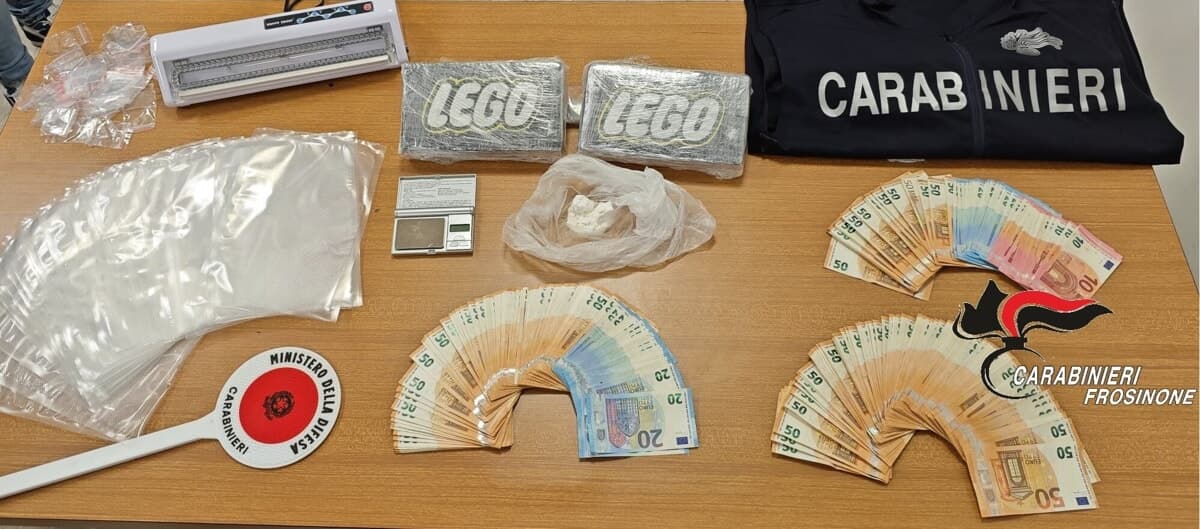 Frosinone, maxi sequestro di cocaina ai Cavoni: arrestati due uomini, trovati oltre 2 chili di droga e 12mila euro