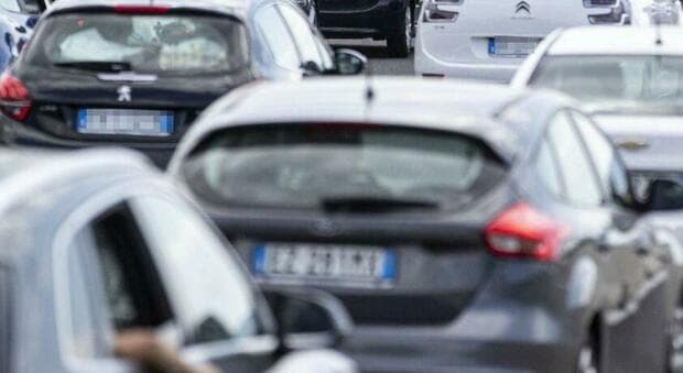  Ztl a Roma in ostaggio del traffico, stretta sulle macchine elettriche: ecco cosa cambia 