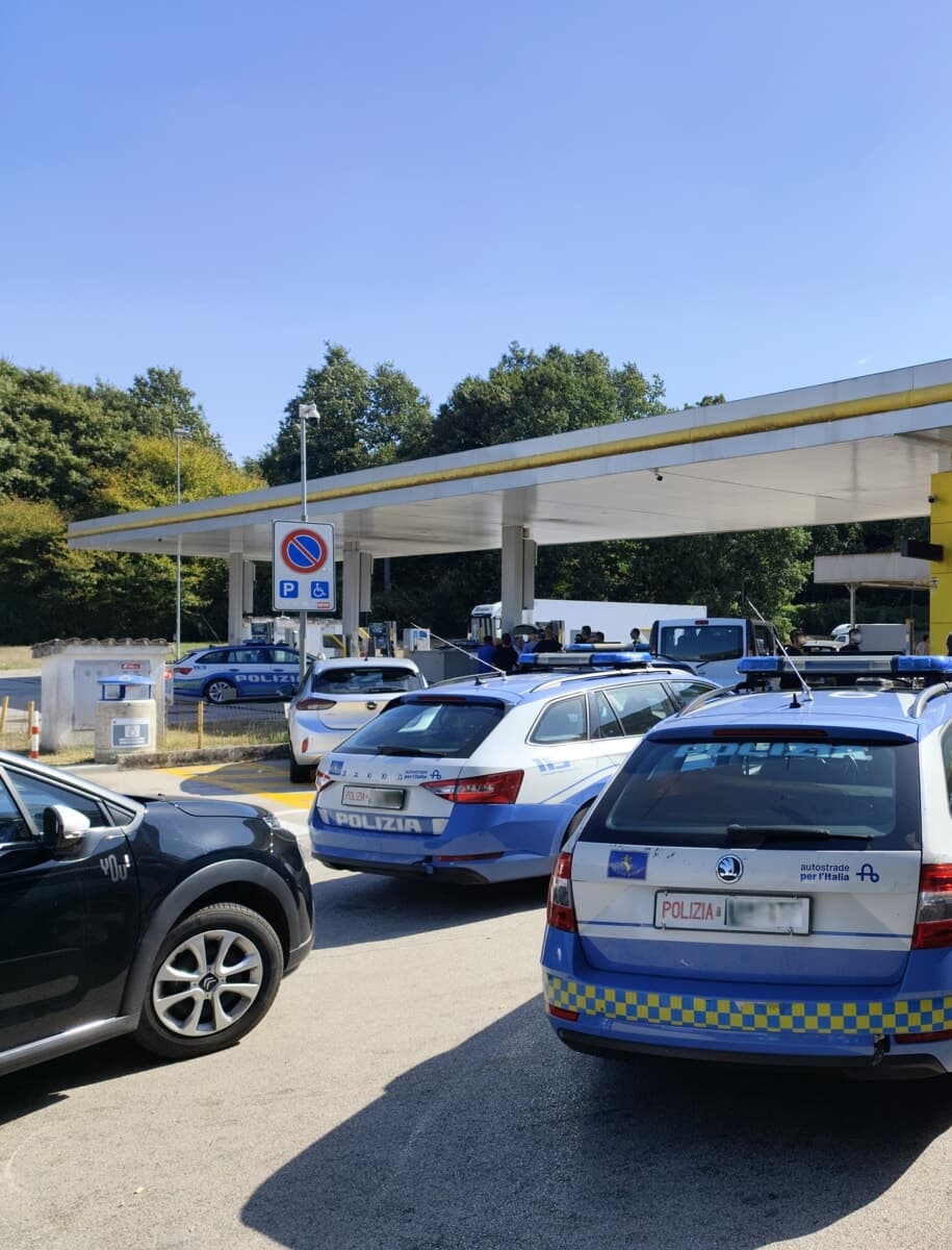 Anagni, controlli sull’A1: fermati ultras del Lecce con mazze artigianali