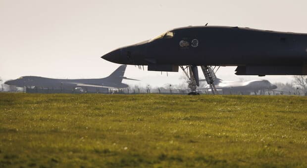  Contadina torna da una festa e sventa l'attentato contro la base di Fairford dei bombardieri Usa: «Assurdo che me ne sia dovuta accorgere io» 