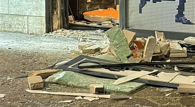  Ciampino, bomba carta davanti alla sala scommesse: danni anche ad auto parcheggiate e a un portone di una palazzina 