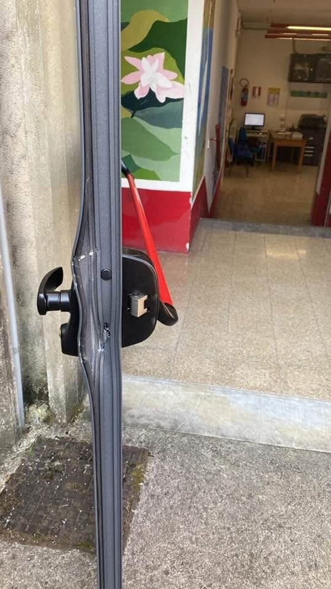 Raid notturno alla scuola media di Ripi. Rubati 40 computer, danni da 40.000 euro
