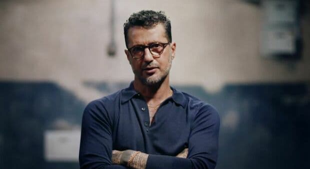  Fabrizio Corona aggredito e minacciato: «Faremo del male a Carlos». Fermato il figlio 20enne di un noto giornalista tv 