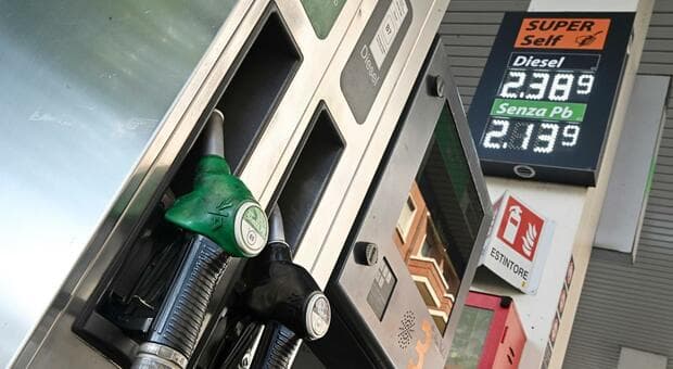  Benzina, il governo sprona i petrolieri: «Seguano l?esempio di Eni» 