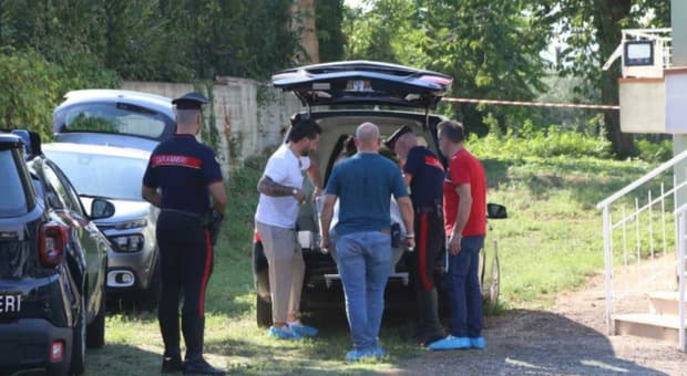  Faustino Cardillo uccide la moglie Maria d'Alessandro a coltellate e tenta il suicidio: è gravissimo. Lite e coltellate a Ferragosto 