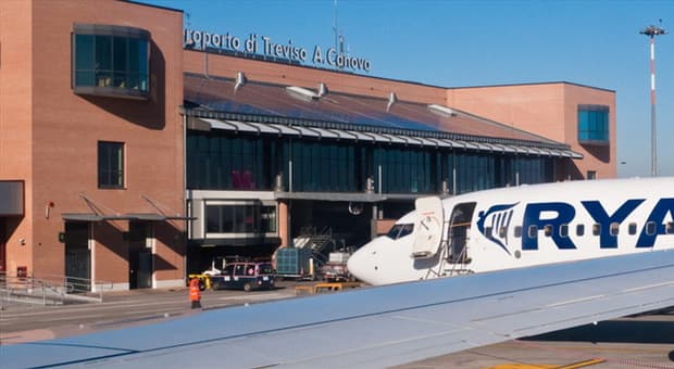  Ryanair, volo in ritardo di 11 ore. La passeggera fa causa: rimborso da 400 euro, ma deve pagarne 200 di spese legali 