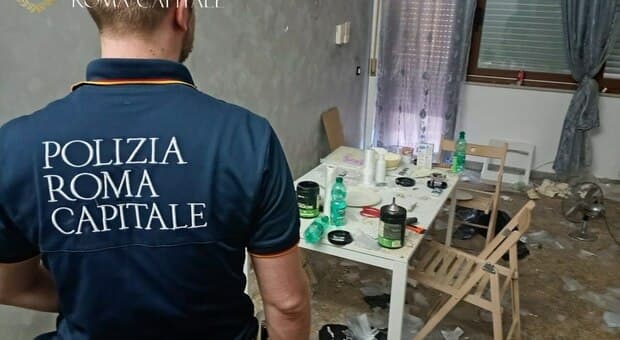  Roma, appartamento dell'Ater trasformato in un deposito della droga: sequestrati oltre un chilo di crack e cocaina 
