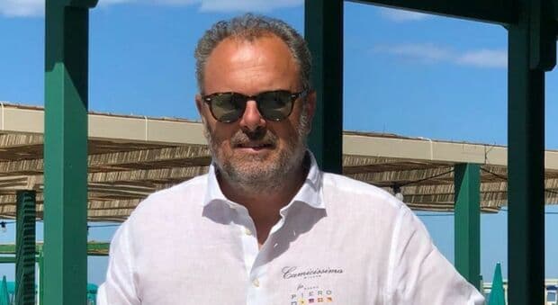  Roberto Santini, morto lo storico titolare del Bagno Piero a Forte dei Marmi: aveva 63 anni. Il malore improvviso, trovato in casa senza vita 