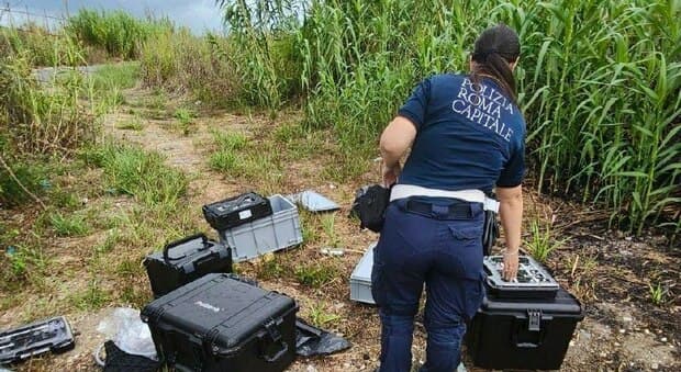  Roma, forzano un furgone e portano via attrezzature sanitarie svizzere: è caccia ai ladri 