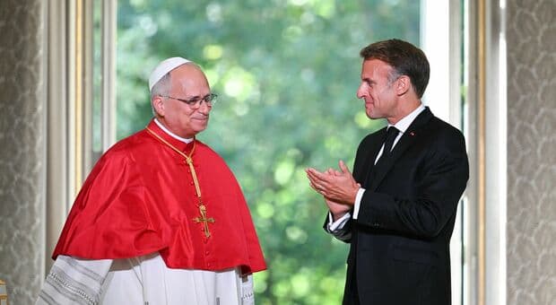  Papa Leone, a Parigi il messaggio sulla pace: «Non è solo armi che tacciono» 