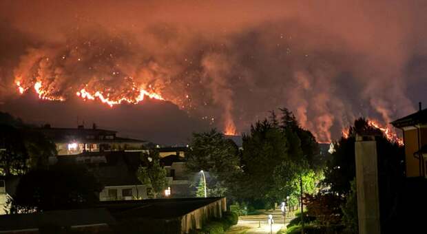  Incendi in Carnia, le fiamme da oltre una settimana. Case evacuate. «E all'esterno usate la mascherina» 
