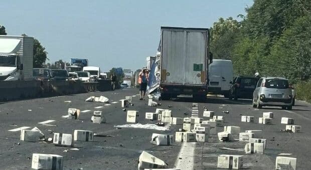  Incidente sulla Pontina, decine di casse di prosecco sulla strada: traffico in tilt e rallentamenti anche sul Gra 