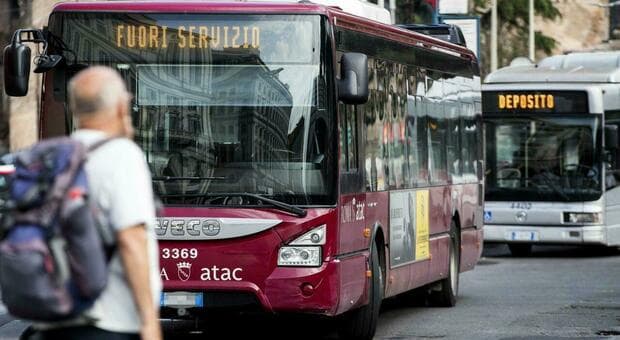  Portuense, autista bus Atac aggredito a pietrate: ferito e portato in ospedale 