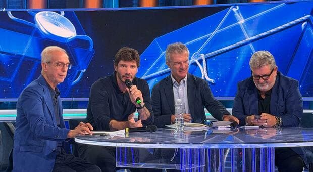  Sanremo 2027, Stefano De Martino: «Le donne ci saranno ma le quote rosa mi stuccano, 24 big in gara e all'una si chiude. Polemiche? Le attendo» 