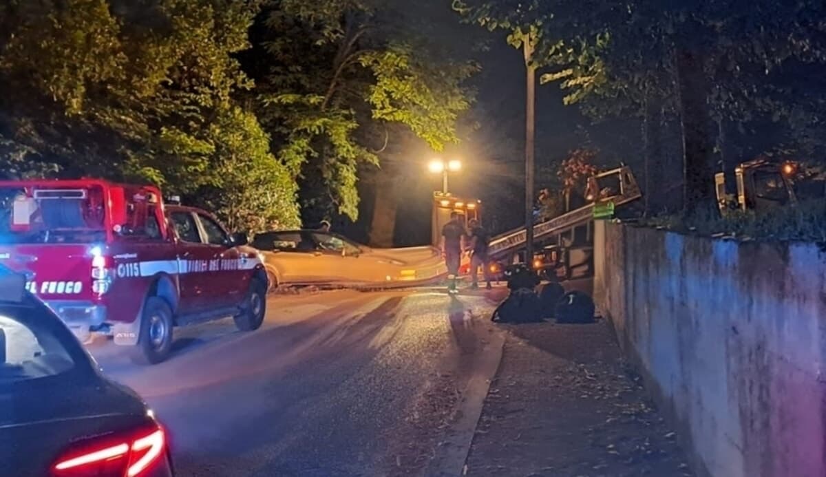 Finisce con l'auto in una scarpata, miracolata un'anziana