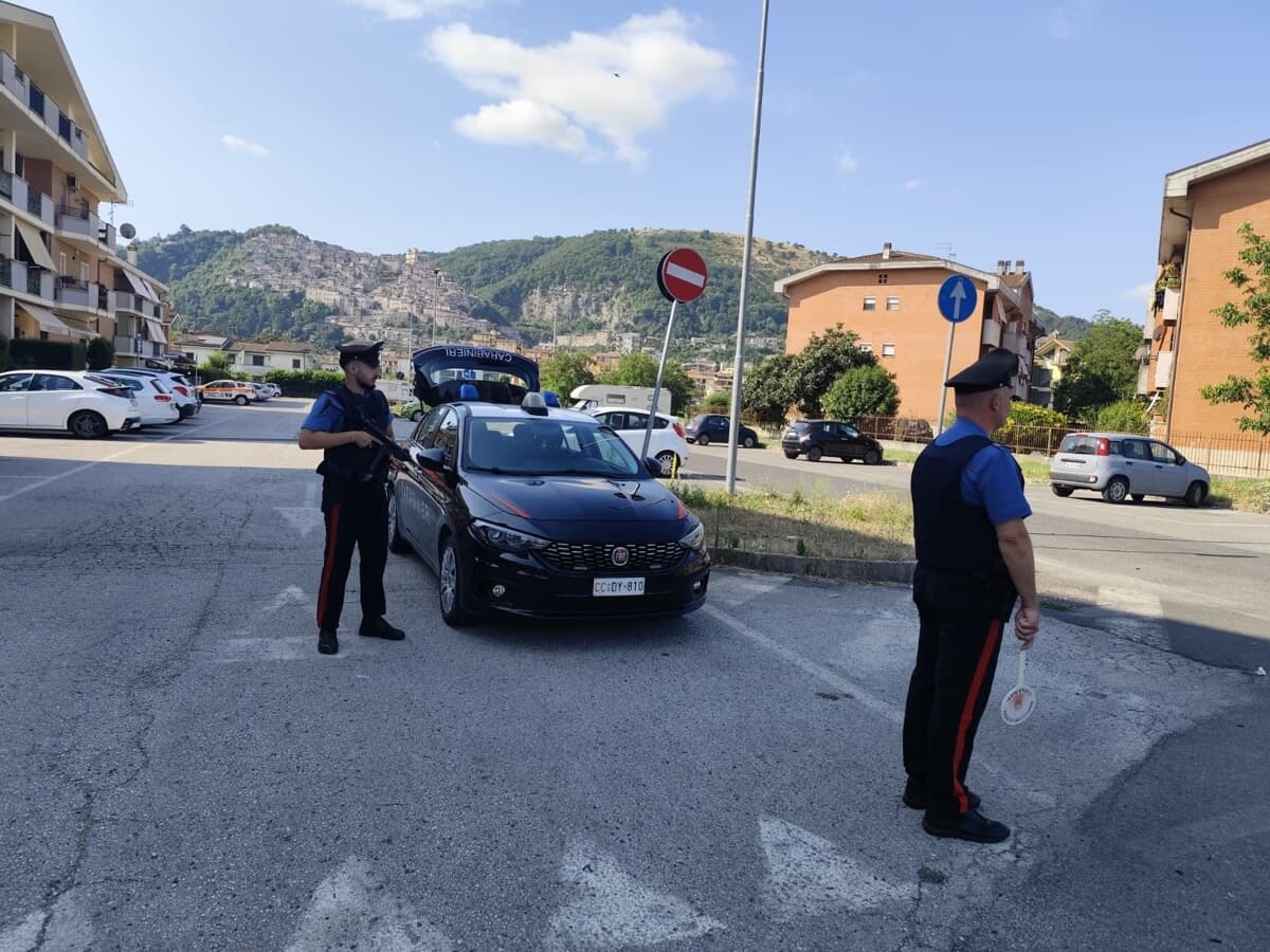 Artena, aggredito con una chiave svitabulloni e accoltellato alla schiena: arrestati due 20enni per tentato omicidio