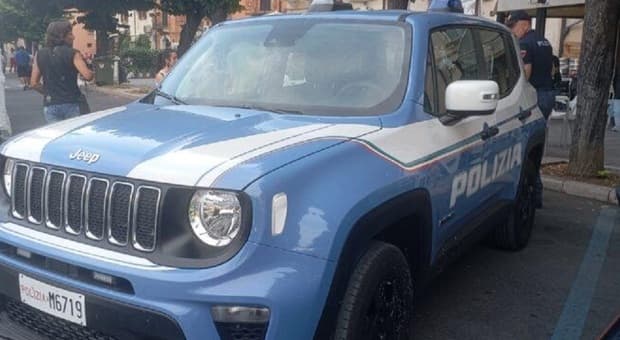  Rapina a mano armata in un bar di Roma, dipendente reagisce e i banditi sparano: l'uomo è ferito e la banda è fuggita 