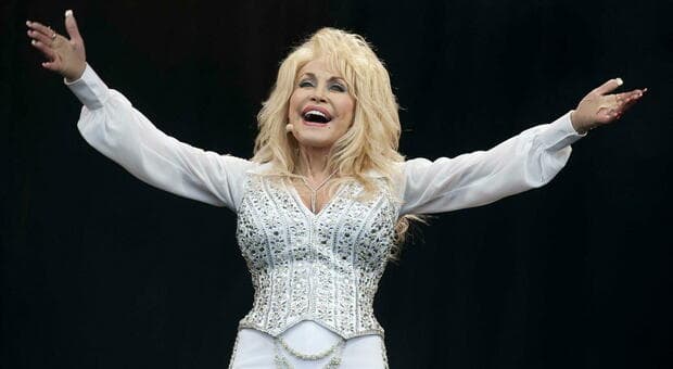  Dolly Parton, morta la regina del country: dal no ad Elvis Presley al marito sposato a 20 anni, fino ai milioni di libri donati ai bambini poveri 