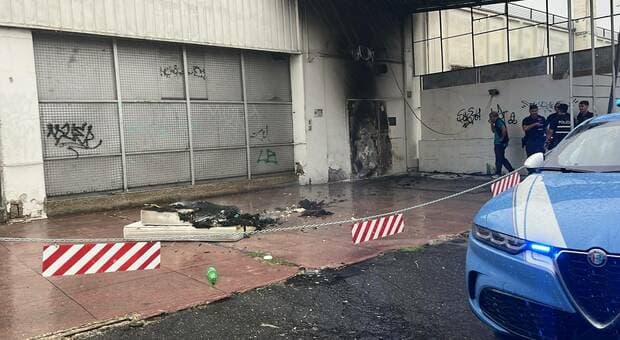  Roma, incendio al supermercato Carrefour di Via dei Prati Fiscali: prima le urla, poi la corsa per uscire. Fiamme spente dal direttore del negozio 