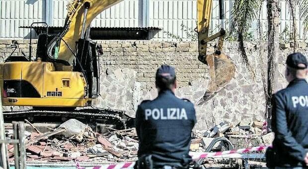  Roma, case e ville dei clan: il Comune stanzia 5 milioni per abbatterle. La lista degli immobili e come partecipare al bando 
