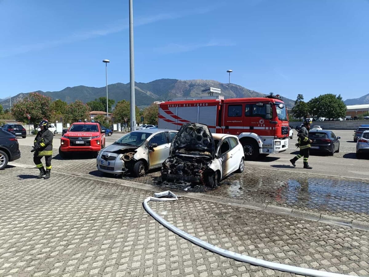 Auto in fiamme al centro commerciale Panorama: sfiorato il rogo a catena