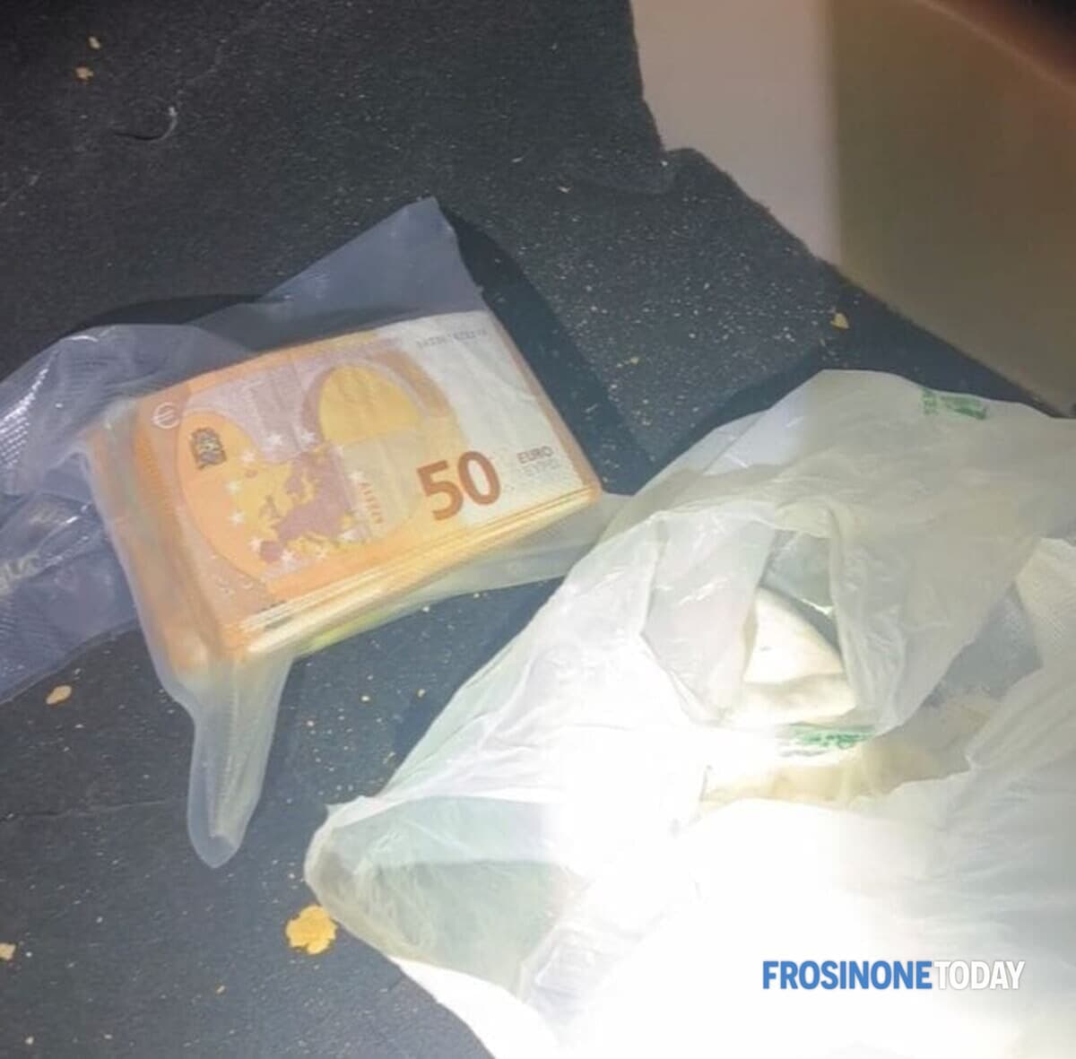 Un chilo di cocaina nascosto nel doppiofondo di un’auto, arrestati due calabresi sull’A1