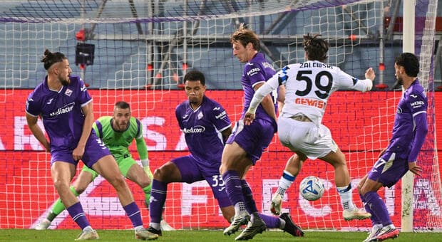  Fiorentina-Atalanta 2-2, le pagelle: Njie (6,5) gol che riaccende la Viola, Zalewski (7) gol e assist. De Ketelaere (7) il migliore 