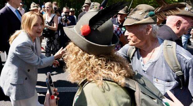  Meloni dagli alpini: «Orgoglio nazionale». E Trump attacca ancora: «Italia, così non va bene» 