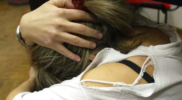  «Era solo un corteggiamento», prof di 31 anni si difende dall'accusa di violenza sessuale su una studentessa 17enne 
