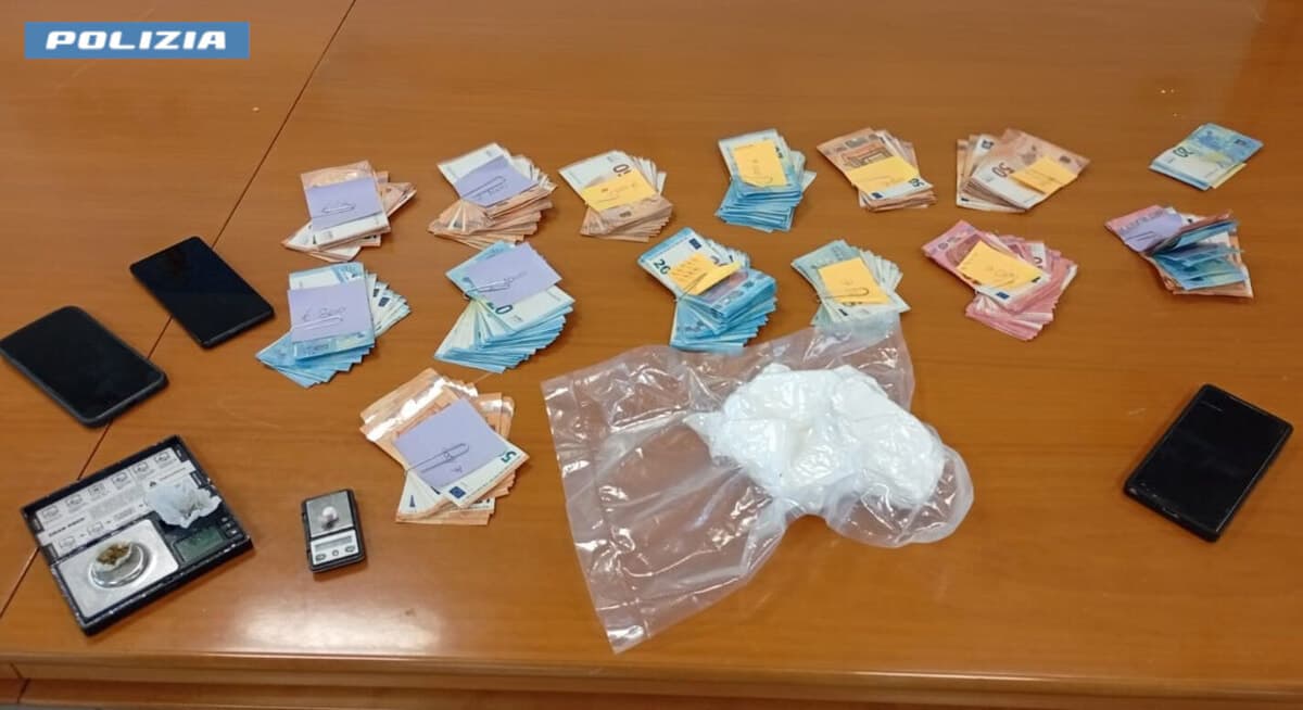 Valmontone, oltre mezzo chilo di cocaina nascosto in una scatola di dolci. Tre arresti dopo lo scambio nel parcheggio