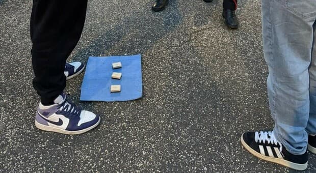  Truffa delle tre campanelle in Centro a Roma, 17 denunciati: multe e sequestrati oltre 1.300 euro 