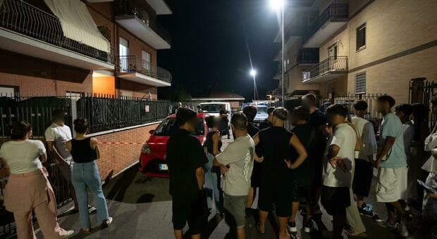  Padre, madre e figlia uccisi a Roma, c'è l'identikit del killer in fuga: «Carnagione scura e polo azzurra, è un conoscente della famiglia» 