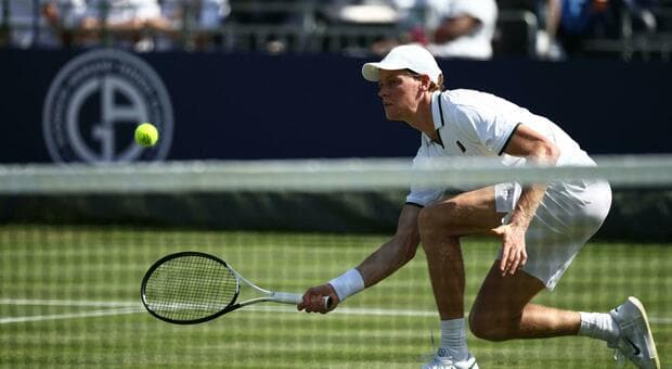  Sinner e il gilet refrigerante: ecco il nuovo rimedio di Jannik in vista del caldo di Wimbledon 