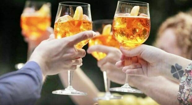  Spritz Aperol e Campari taroccati a Venezia, aperitivi a prezzi stracciati ma fatti con sottomarche: scattano i sequestri 