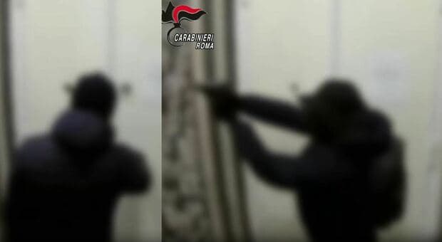  Roma, rapina a Monti: coppia in ostaggio, 4 arresti. I ladri incastrati dal cellulare, bottino da 100 mila euro tra gioielli e beni di lusso 
