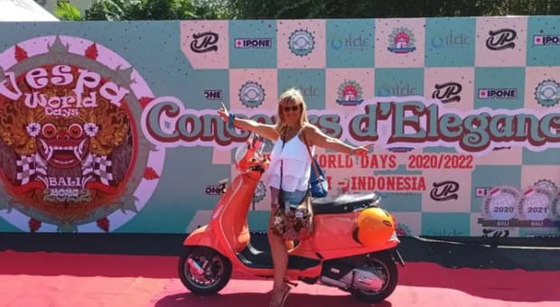  Muore in Cina in un incidente, stava facendo il giro del mondo in Vespa che avrebbe dovuto fare col marito (morto in uno schianto due anni fa) 