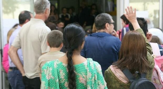  La scuola con soli bengalesi: dopo gli studenti, la fuga di bidelli e impiegati. «Così è troppo complicato» 