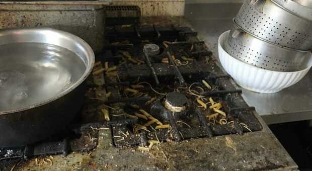  Sporcizia vecchia di due anni incrostata in cucina, il blitz dei Nas nel ristorante con menù veneziano all'ora di pranzo: locale sotto sequestro 