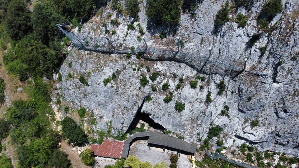 Collepardo, lavori da 2,4 milioni alle Grotte: elicottero in azione per mettere in sicurezza la parete rocciosa