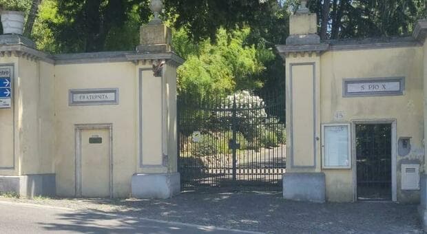  Lefebvriani, alle porte di Roma il quartier generale. Quelle tensioni per i funerali di Priebke 