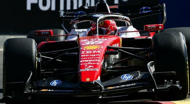  GP di Spagna, la diretta: Leclerc tiene la prima posizione su Antonelli e Verstappen, Norris precipita quinto, ma che sfortuna 