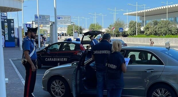  Blitz all'aeroporto di Fiumicino, caccia ai tassisti abusivi: 10 irregolari scoperti e multati 