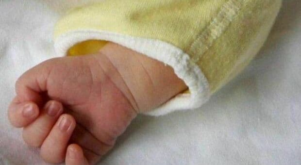  Bimba di 14 mesi muore soffocata dal rigurgito nella culla, trovata senza vita dai genitori. La tragedia a Lula 